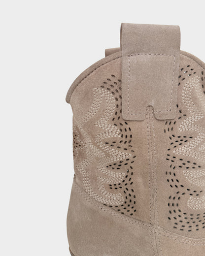 SUEDE ANKLE TEXAS BOOTS IN TAUPE