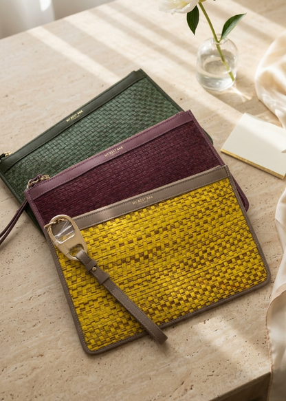 STRAW POUCH IN YELLOW